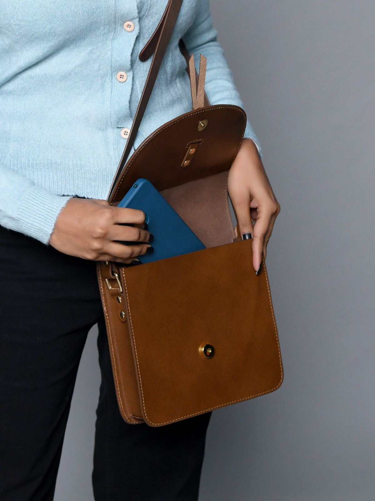 Elegance Full-Grain Buffalo Leather Crossbody Bag | Brown